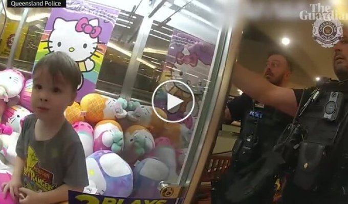 Полицейским пришлось спасать мальчика, залезшего в автомат с игрушками