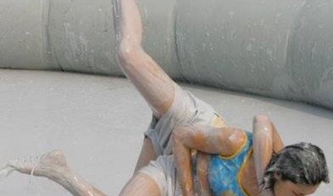 Чемпионат мира по борьбе в грязи в бикини (11 фото)