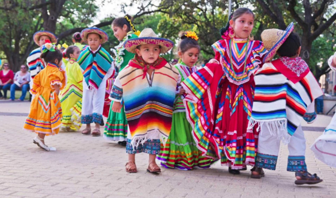 Железная дисциплина и отсутствие игрушек: как устроены детские сады в Мексике (4 фото)