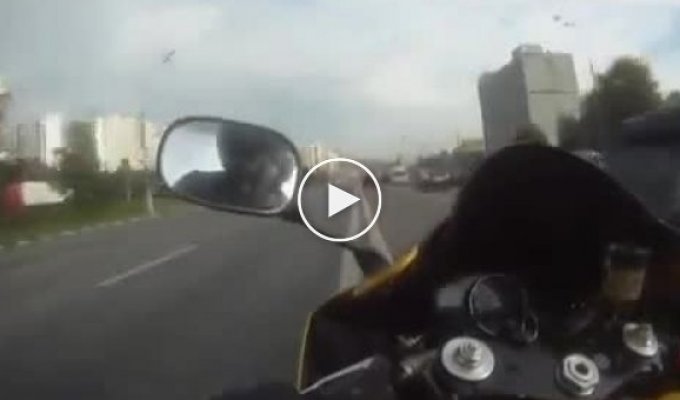Мотоциклист летит между машин в Москве