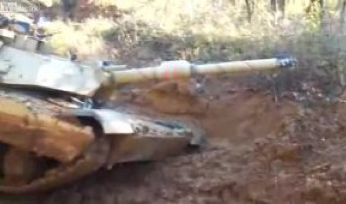 Танк Абрамс М1А1 застрял в грязи