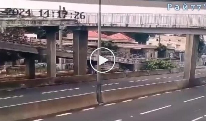 Водитель чудом уцелел, когда грузовик сбил пешеходный мост: видео
