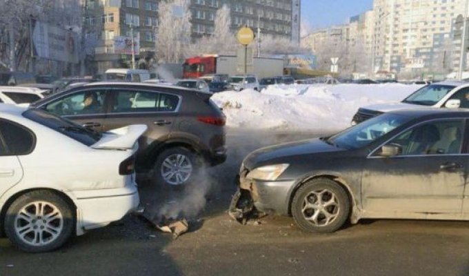 Владелец автомобиля из Новосибирска затонировал заднюю оптику и попал сразу в две аварии (4 фото)