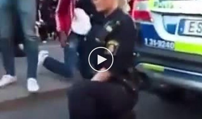 Теперь и шведские полицейские преклонили колени