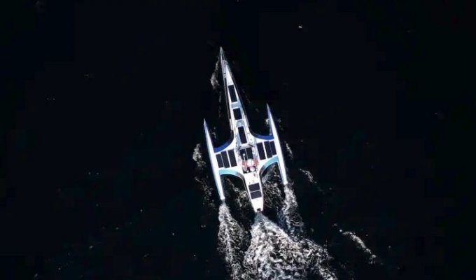 Первая попытка автономного судна пересечь Атлантический океан провалилась (2 фото)