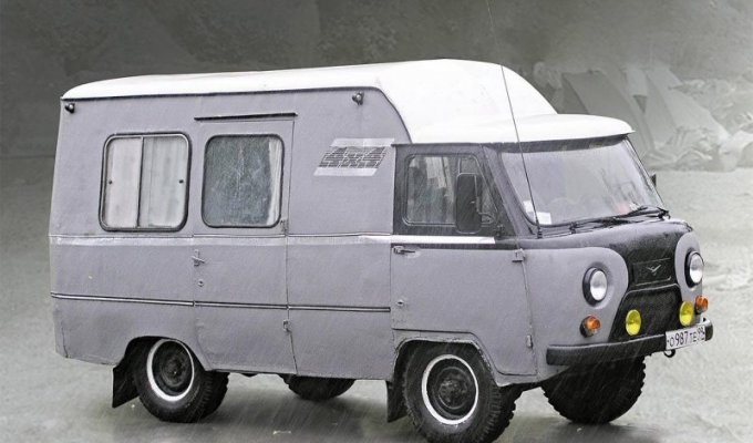 Мечта советского автотуриста: Самодельный кемпер на базе УАЗ-452 (8 фото)
