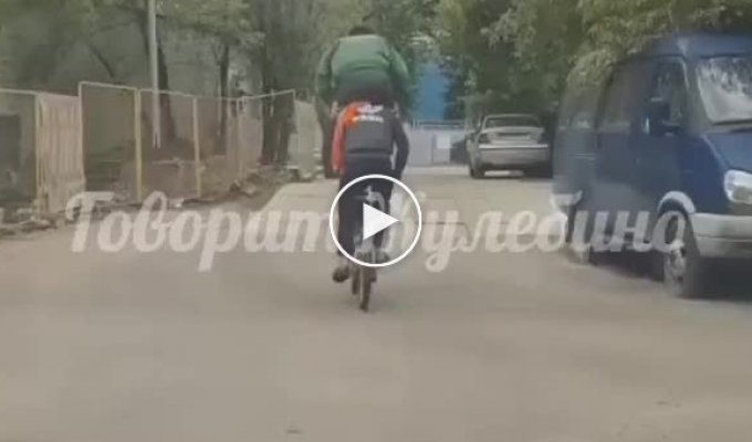 Очень странный способ перевозить товарища на велосипеде