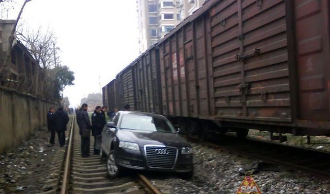 Как оказалось Audi A8L ни разу не поезд! (3 фото)
