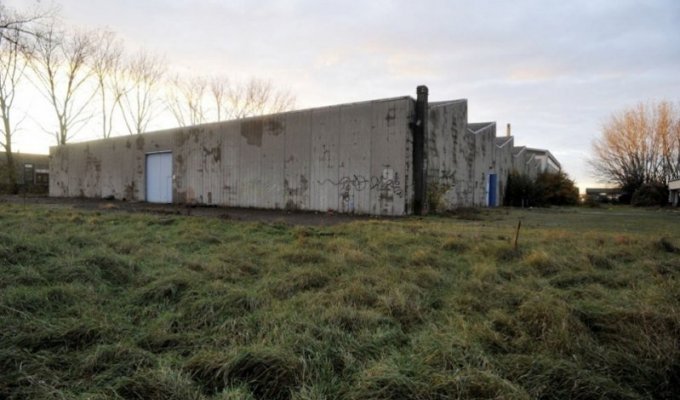 Заброшенный завод De Tomaso в Италии (20 фото)
