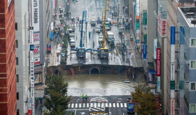 Обвал грунта на шоссе в Японии (6 фото + видео)