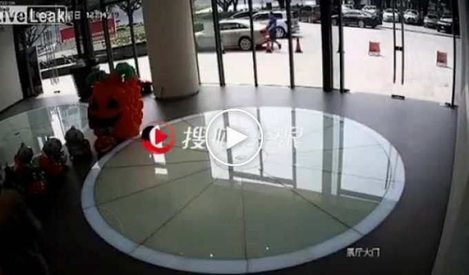 Стеклянная дверь разлетелась в руках у китаянки, покидающей офис