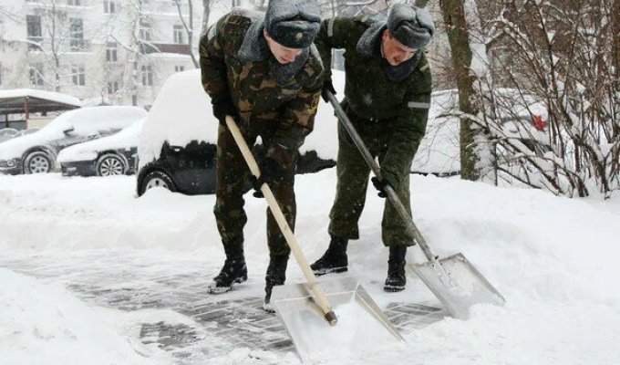 Как два курсанта-штрафника расчищали плац от снега (1 фото)