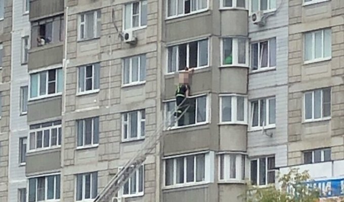 В Твери обнажённая женщина чуть не упала с седьмого этажа (4 фото)