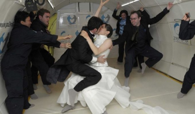 Первая свадьба в невесомости (3 Фото)