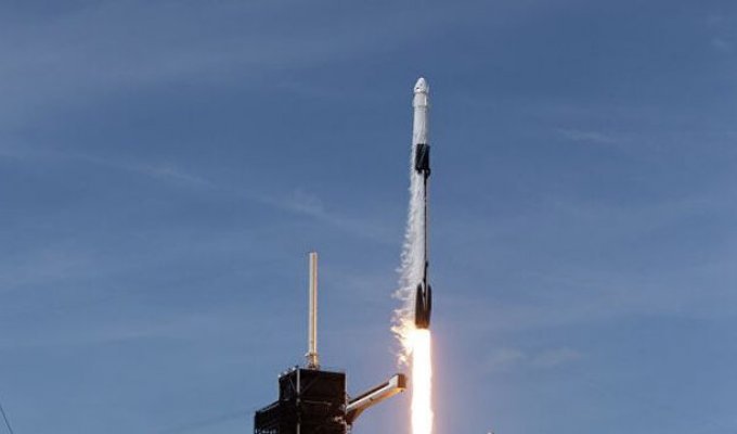 Ракета Falcon 9 с пилотируемым космическим кораблем Crew Dragon долетела до МКС (5 фото + 3 видео)