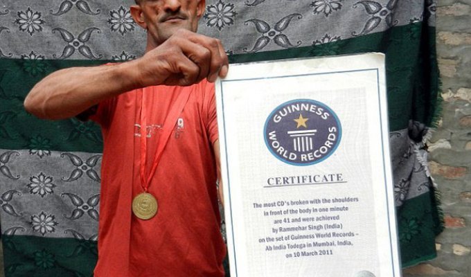 Раммехар Пуня, «резиновый человек» из Индии, побил собственный рекорд (6 фото + видео)