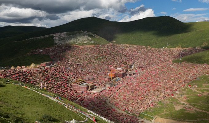 Крупнейшая буддийская академия в мире: для 40000 монахов TV под запретом, но айфоны разрешены (22 фото)