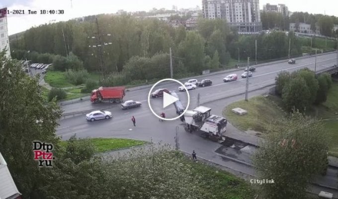 Глупая авария с участием дорожной техники в Петрозаводске