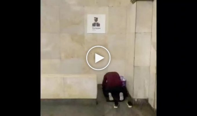 Москвичу не понравилось, что мужчина решил помолиться в метро - и он вызвал полицию
