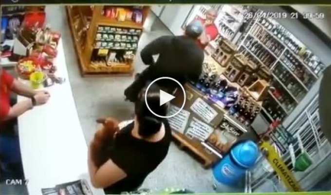 Самонадеянный преступник решил совершить вооруженный налет на магазин, но продавщица оказалась крепким орешком