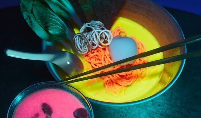 В Таиланде семья отведала суши, зараженные светящимися флуоресцентными бактериями (4 фото + 1 видео)