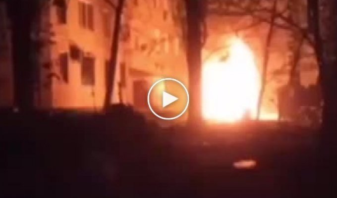 В одном из районов Николаева горит машина после обстрела