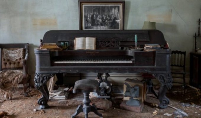 Фотограф нашел на Лонг-Айленде большой заброшенный дом, наполненный сокровищами прошлого (21 фото)