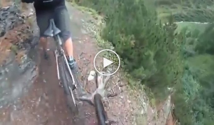 Велосипедист сорвался с горы