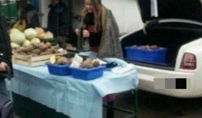 В Украине девушка торговала картошкой из машины, явно для этого не предназначенной (2 фото)