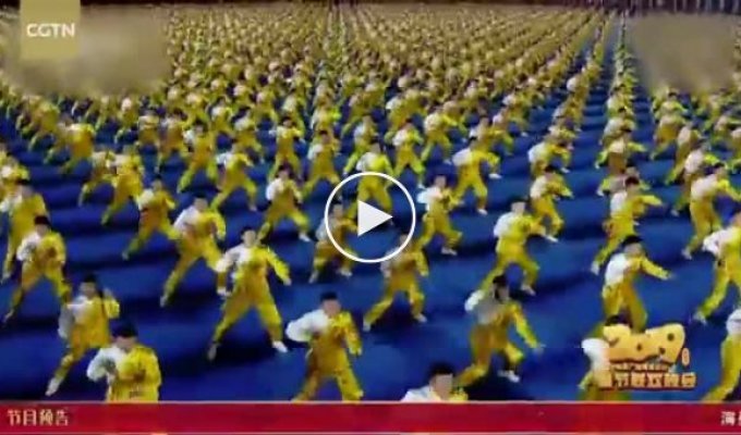 Зрелищное поздравление с Китайским Новым годом от учеников шаолиньской школы боевых искусств
