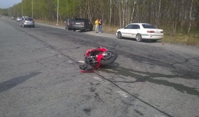В Приморье мотоциклист угробил своего пассажира (1 фото + 2 видео)