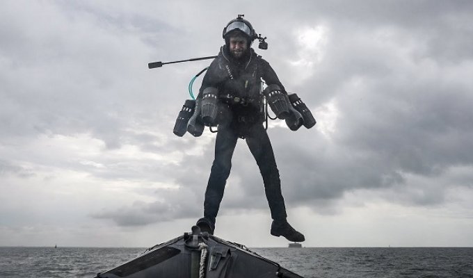 "Человек-ракета" продемонстрировал ВМФ Британии свой реактивный ранец
