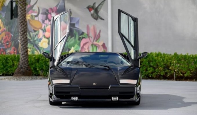 «Капсула времени» за миллион долларов: Lamborghini Countach 1990 года проехал всего 250 километров с момента выпуска (40 фото)