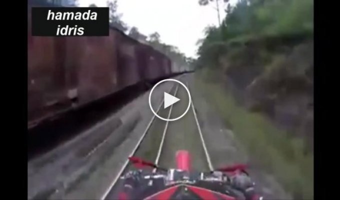 Почему катание на мотоцикле по железной дороге не самая лучшая идея