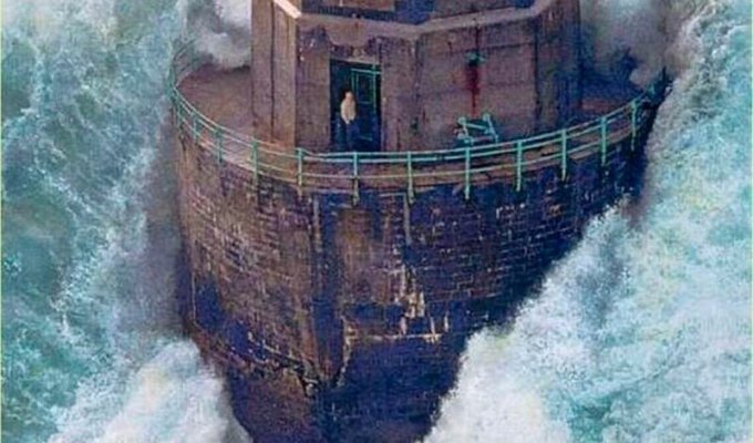 Что случилось со смотрителем маяка, которого накрыла огромная волна в 1989-м (9 фото)