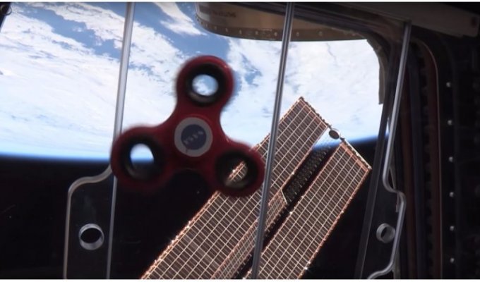 Работающие на МКС астронавты показали, как будет вести себя спиннер в невесомости (1 фото + 1 видео)