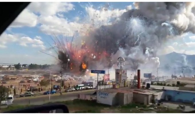 Смертельный взрыв на рынке фейерверков в Мексике попал на видео (6 фото + 1 видео)
