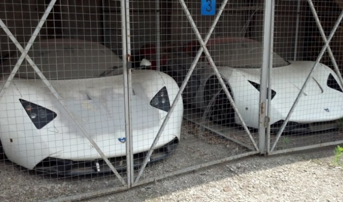 Первый российский суперкар Marussia оставили на растерзание вандалам (5 фото)