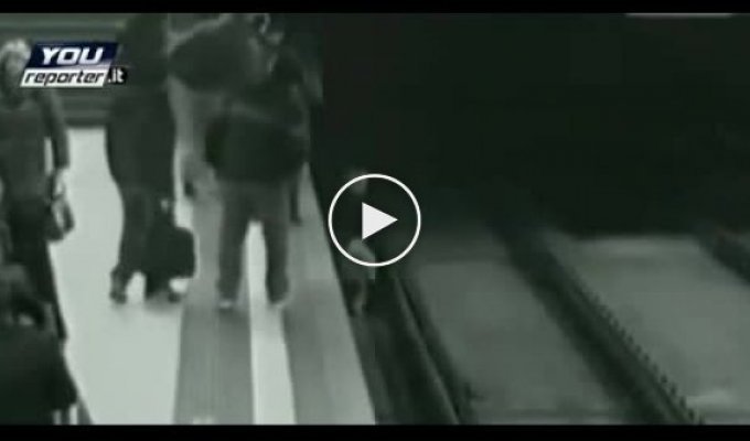 Мальчик упал с платформы метро