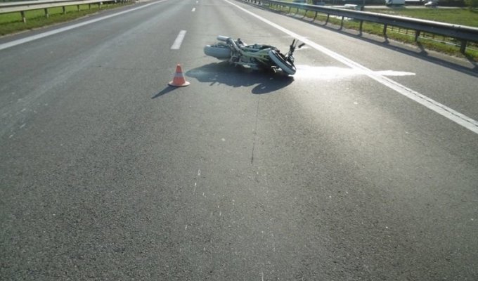 Под Минском мотоциклист поскользнулся из-за разлитой на дороге краски (6 фото)