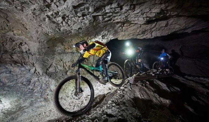 В Словении есть заброшенная шахта, по которой можно кататься на маунтинбайках (3 фото + 1 видео)