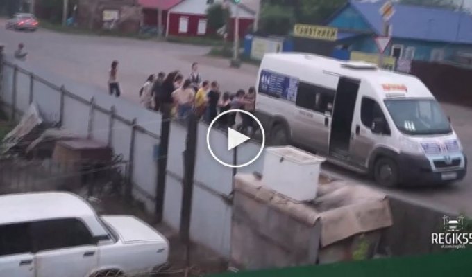 Жительницам Омска пришлось толкать заглохшую маршрутку, чтобы добраться домой  