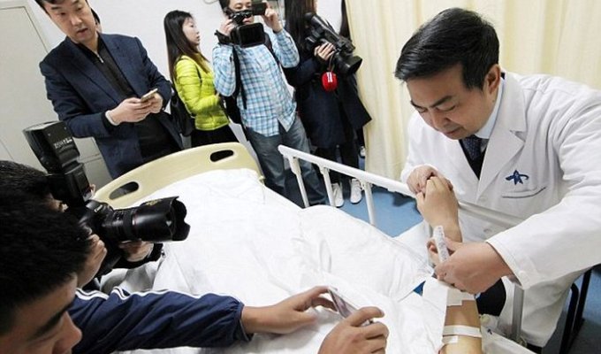 Китайские врачи вырастили ухо на руке пациента (3 фото)