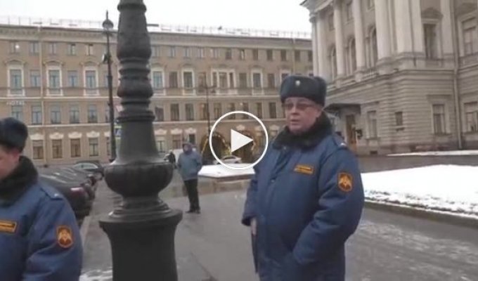 Активист Евгений Ширманов учит работать сотрудников полиции в Санкт-Петербурге