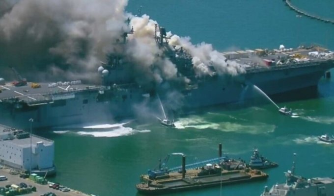 USS Bonhomme Richard продолжает гореть четвертый день (4 фото + 2 видео)