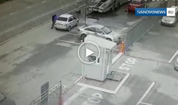 Автовоз сдает задним ходом на парковке автосалона в Иванове