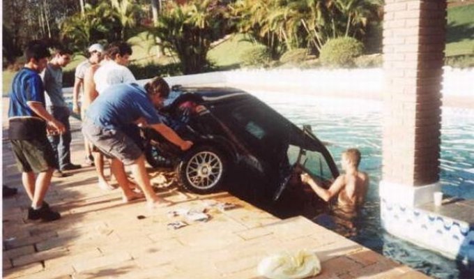 Утопили автомобиль в бассейне (8 фото)
