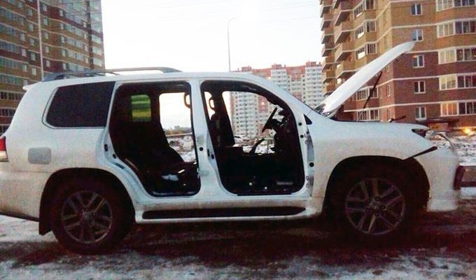 В Ростове неизвестные ночью разобрали Lexus (7 фото)