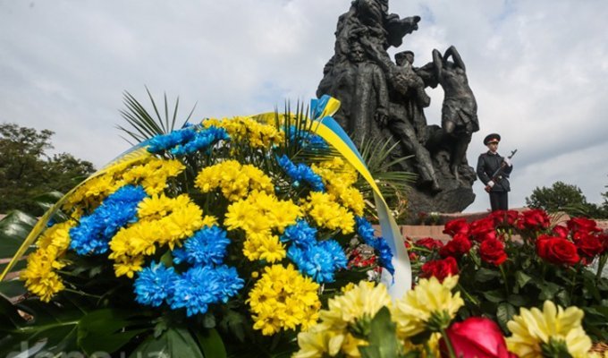 75-летие трагедии: Как в Бабий Яр несут цветы