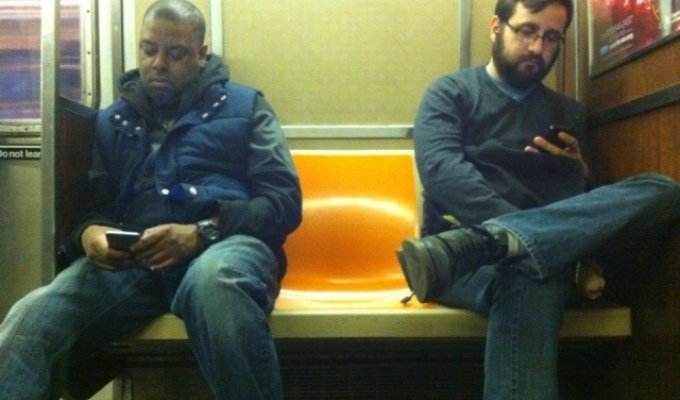 Обыкновенная скамейка в Нью-Йоркском метро (2 фото) (маты)